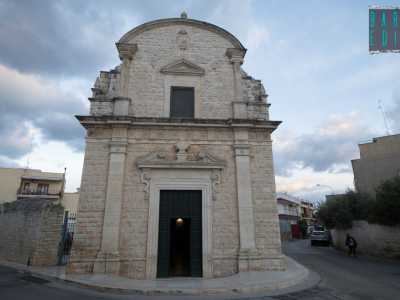Ed � qui che si trova il tempio, situato al centro della diramazione di due strade, quasi a fungere da spartitraffico